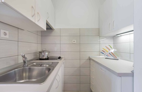 Ravni Apartment | Holiday apartment with sea view and barbecue facilities