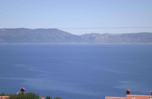 Ravni Apartment | Holiday apartment with sea view and barbecue facilities