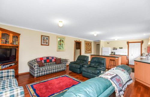 Hayborough House | Holiday Close to the Beach Park Swimming Centre