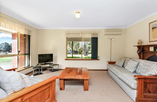 Hayborough House | Holiday Close to the Beach Park Swimming Centre