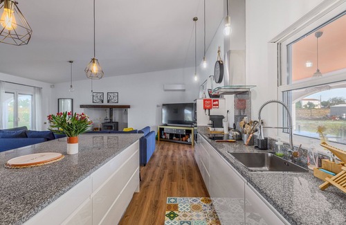 Reguengos de Monsaraz House | Holiday Home 'Casa Maria D'Almeida' with Private Pool, Wi-Fi and Air Conditioning