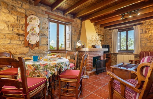 Villaviciosa House | Holiday Home 'El Prado De La Romia' with Mountain View, Private Terrace and Private Garden