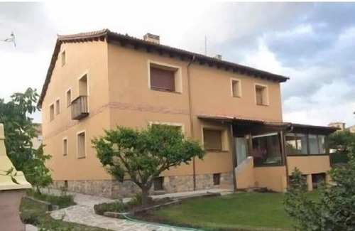 Palazuelos de Eresma House | Holiday Home 'Balcon De Pilatos' with Mountain View, Private Pool and Wi-Fi