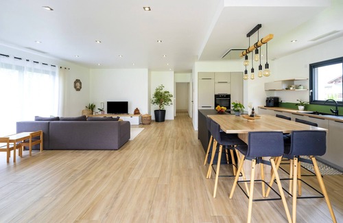 Saint-Pierre-d'Irube House | Holiday Home 'Villa Iguski' with Private Terrace, Wi-Fi and Air Conditioning