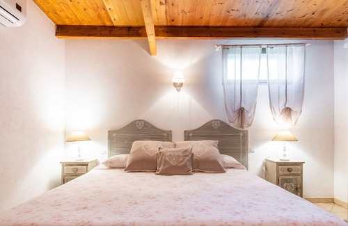 San Giovanni Suergiu House | Holiday Home "Azzurra Relax" with Pool, Garden & Wi-Fi