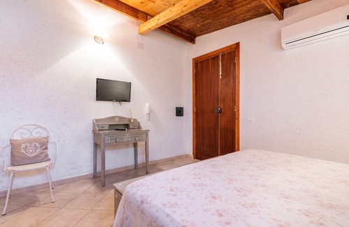 San Giovanni Suergiu House | Holiday Home "Azzurra Relax" with Pool, Garden & Wi-Fi