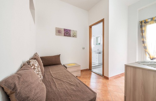 San Giovanni Suergiu House | Holiday Home 'Gaia Casa Vacanze' with Private Terrace, Balcony and Air Conditioning