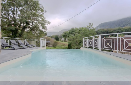 Sainte-Engrace House | Holiday Home 'Ainerak' with Mountain View, Private Pool and Wi-Fi