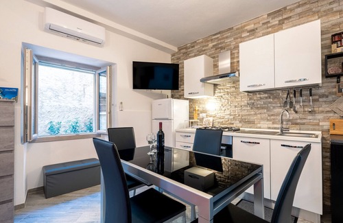 Loceri House | Holiday Home 'Al Vico Dante' with Garden, Wi-Fi and Air Conditioning