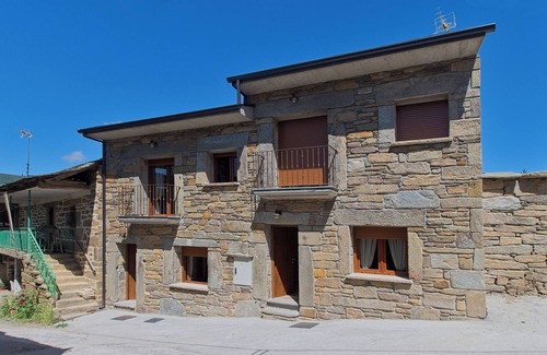 San Justo House | Holiday Home 'Alcobilla Lake' with Mountain View, Shared Garden and Balcony