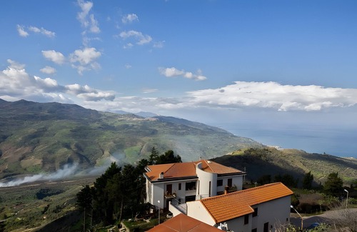 Motta d'Affermo House | Holiday Home 'Apollo' with Sea View and Wi-Fi