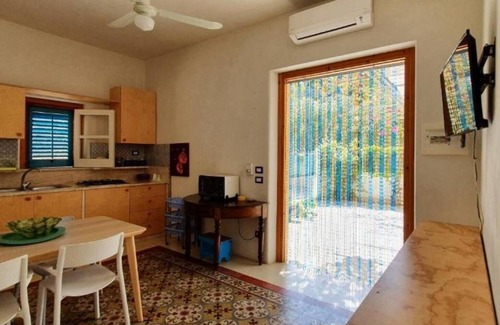 Alcamo Marina House | Holiday Home 'Appartamento Bouganville' with Private Terrace and Wi-Fi