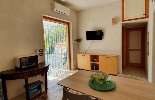 Alcamo Marina House | Holiday Home 'Appartamento Bouganville' with Private Terrace and Wi-Fi
