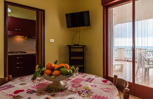 Seccagrande House | Holiday Home 'Appartamento B - Le Terrazze' with Sea View, Wi-Fi and Air Conditioning