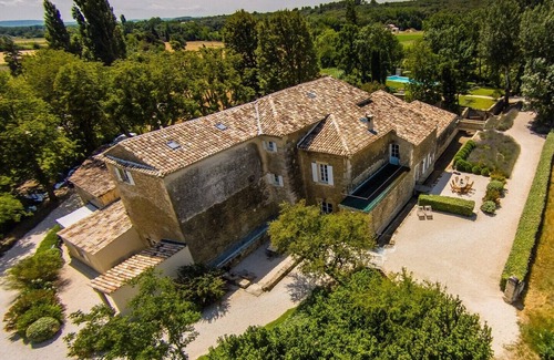 Colonzelle Cottage | Holiday Home 'Atelier' with Shared Pool, Private Garden and Wi-Fi