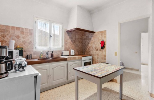Peyroules House | Holiday Home 'Aux Portes Des Gorges Du Verdon' with Mountain View, Private Terrace and Garden