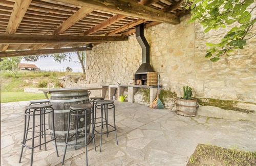 Casserres House | Holiday Home 'Cal Camp Llarg' with Mountain View, Private Pool and Wi-Fi