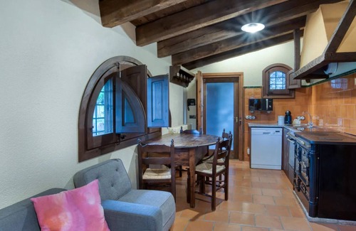 Montagut House | Holiday Home Casa a la natura de la Garrotxa with Mountain View, Terrace & Wi-Fi
