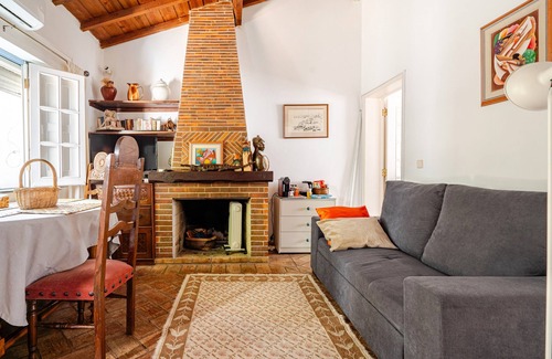 Beja House | Holiday Home 'Casa Da Guia' with Private Garden, Wi-Fi and Air Conditioning