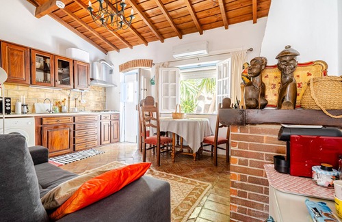 Beja House | Holiday Home 'Casa Da Guia' with Private Garden, Wi-Fi and Air Conditioning