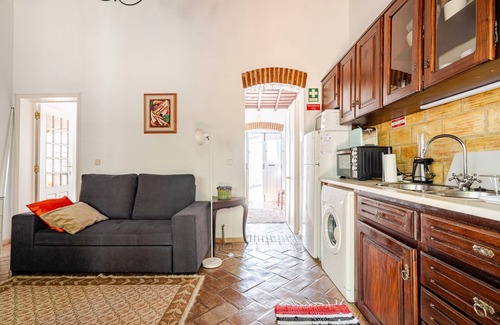 Beja House | Holiday Home 'Casa Da Guia' with Private Garden, Wi-Fi and Air Conditioning