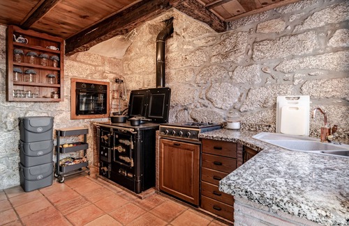 Canicada House | Holiday Home 'Casa Do Gêres' with Lake View, Private Pool and Wi-Fi