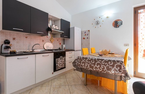 Sant'Antioco House | Holiday Home 'Casa Vacanze l'Ulivo' close to the Sea with Terraces & Wi-Fi