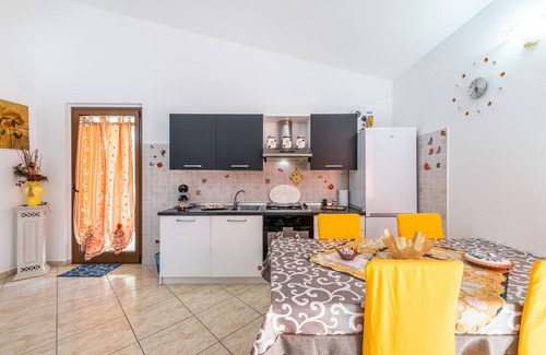 Sant'Antioco House | Holiday Home 'Casa Vacanze l'Ulivo' close to the Sea with Terraces & Wi-Fi