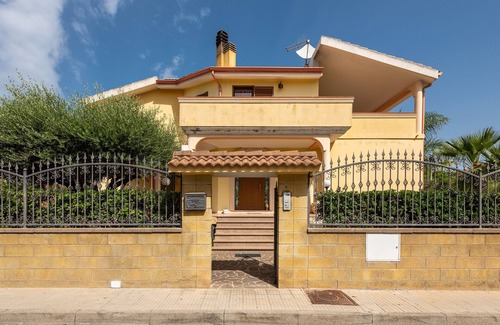 Sant'Antioco House | Holiday Home 'Casa Vacanze l'Ulivo' close to the Sea with Terraces & Wi-Fi
