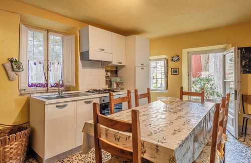Ruota House | Holiday Home 'Casa Rosa' with Private Terrace, Private Garden and Wi-Fi