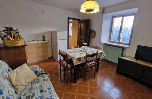 Riolunato House | Holiday Home "Casetta Immersa nella Natura" with Mountain View & Private Garden