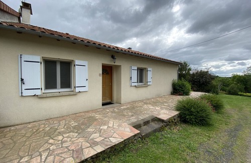 Vabres House | Holiday Home 'Chez Alex Et Oliv' with Mountain View, Private Terrace and Shared Garden
