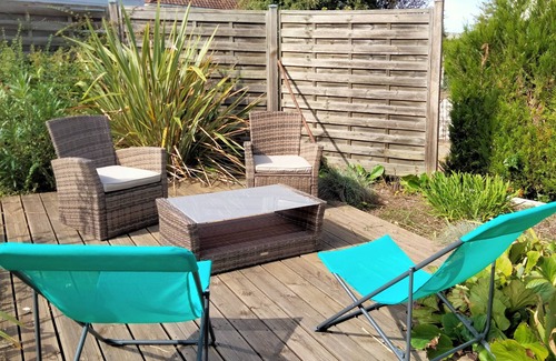 Bourges House | Holiday Home 'Chez Chriss' with Shared Terrace, Shared Garden and Wi-Fi