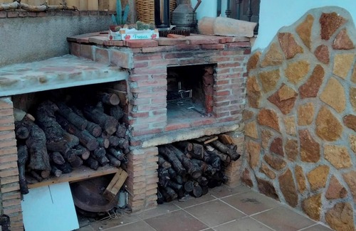 Guadix House | Holiday Home Cueva Picoesquina with Mountain View, Garden & Wi-Fi