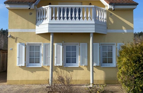 Mucheln House | Holiday Home 'Ferienhaus Seeblick - Marina Mücheln' with Lake View, Private Terrace and Wi-Fi