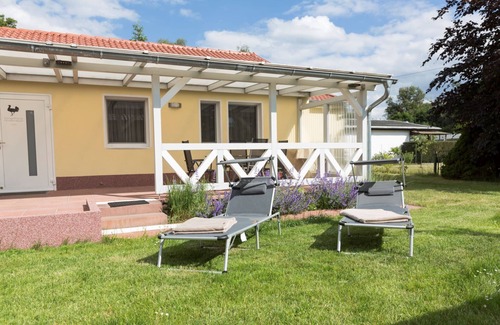 Lochow House | Holiday Home 'Ferienhaus Großtrappe, Barrierefrei' with Private Terrace, Private Garden and Wi-Fi