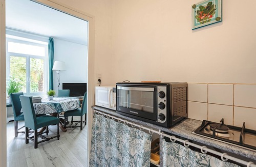 Genouille House | Holiday Home 'Des Tropiques' with Private Terrace, Wi-Fi and Air Conditioning