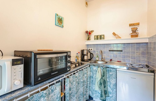 Genouille House | Holiday Home 'Des Tropiques' with Private Terrace, Wi-Fi and Air Conditioning