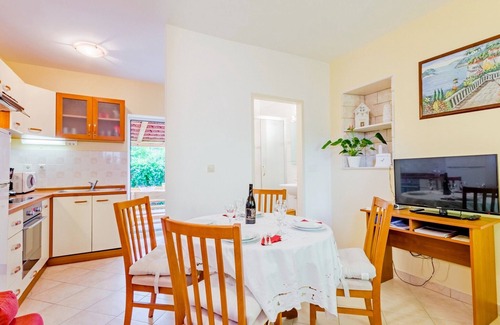Vinisce House | Holiday home Dinko, (14520), Vinišce, hr