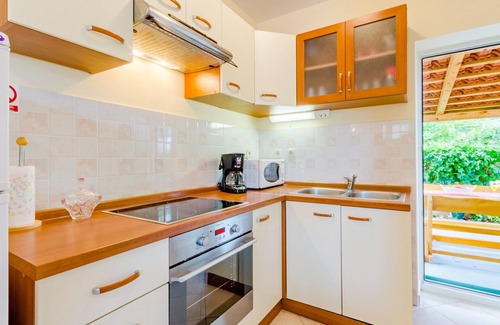 Vinisce House | Holiday home Dinko, (14520), Vinišce, hr