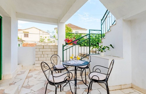 Vinisce House | Holiday home Dinko, (14520), Vinišce, hr