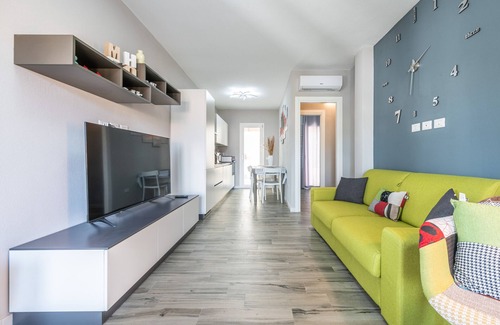 Villasimius House | Holiday Home "Elizabeth House" with Mountain View & Garden