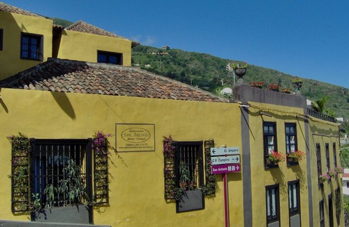 El Guincho Apartment | Holiday home in English style with sea view