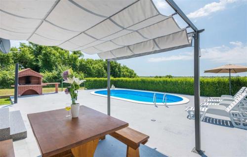 Lovinac House | Holiday Home Flora with pool