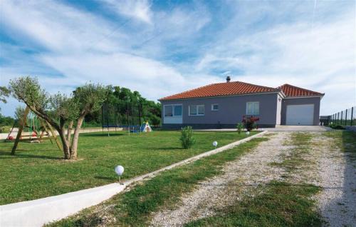 Lovinac House | Holiday Home Flora with pool