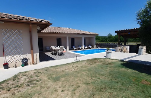 Vallon-Pont-d'Arc House | Holiday Home 'M Vallon Pont D'arc' with Private Pool, Wi-Fi and Air Conditioning