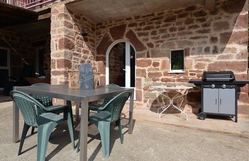 Villecomtal House | Holiday Home "Gîte Le Pressoir Domaine de Jouani" with Shared Pool & A/C