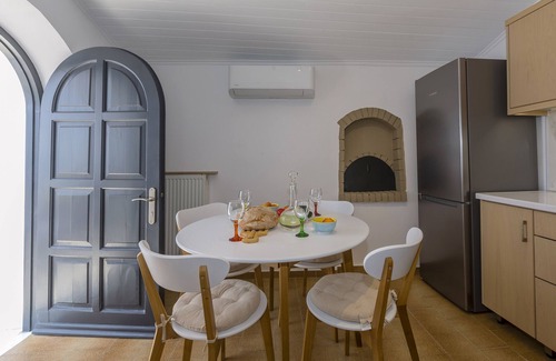 Doukades House | Holiday Home "Gala Estate Traditional Mansion" with Mountain View, Garden & Wi-Fi