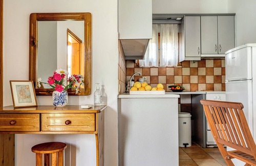 Lygia House | Holiday Home 'Garden House Lefkada' with Shared Terrace, Wi-Fi and Air Conditioning