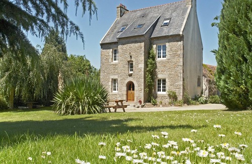 Le Ponthou Villa | Holiday Home 'Gite 12 Pers À 15kms De La Plage' with Private Garden and Wi-Fi